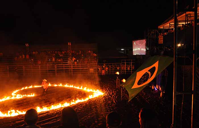 Peão de Orindiúva é o campeão do Rodeio da Festa do Leite de