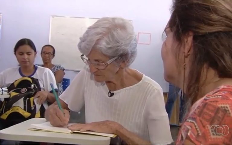 Idosa De 80 Anos Realiza Sonho De Ir Para A Escola, Em Goiânia - Jornal ...